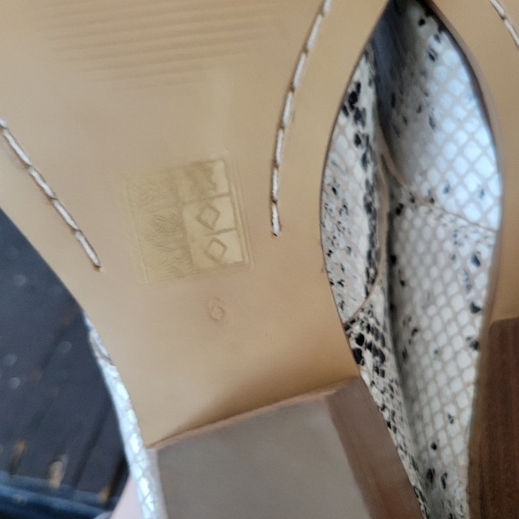 Journee Collection NWOT Jasmine Shooties Booties Women's 6 Snakeskin White Grey - Picture 7 of 7